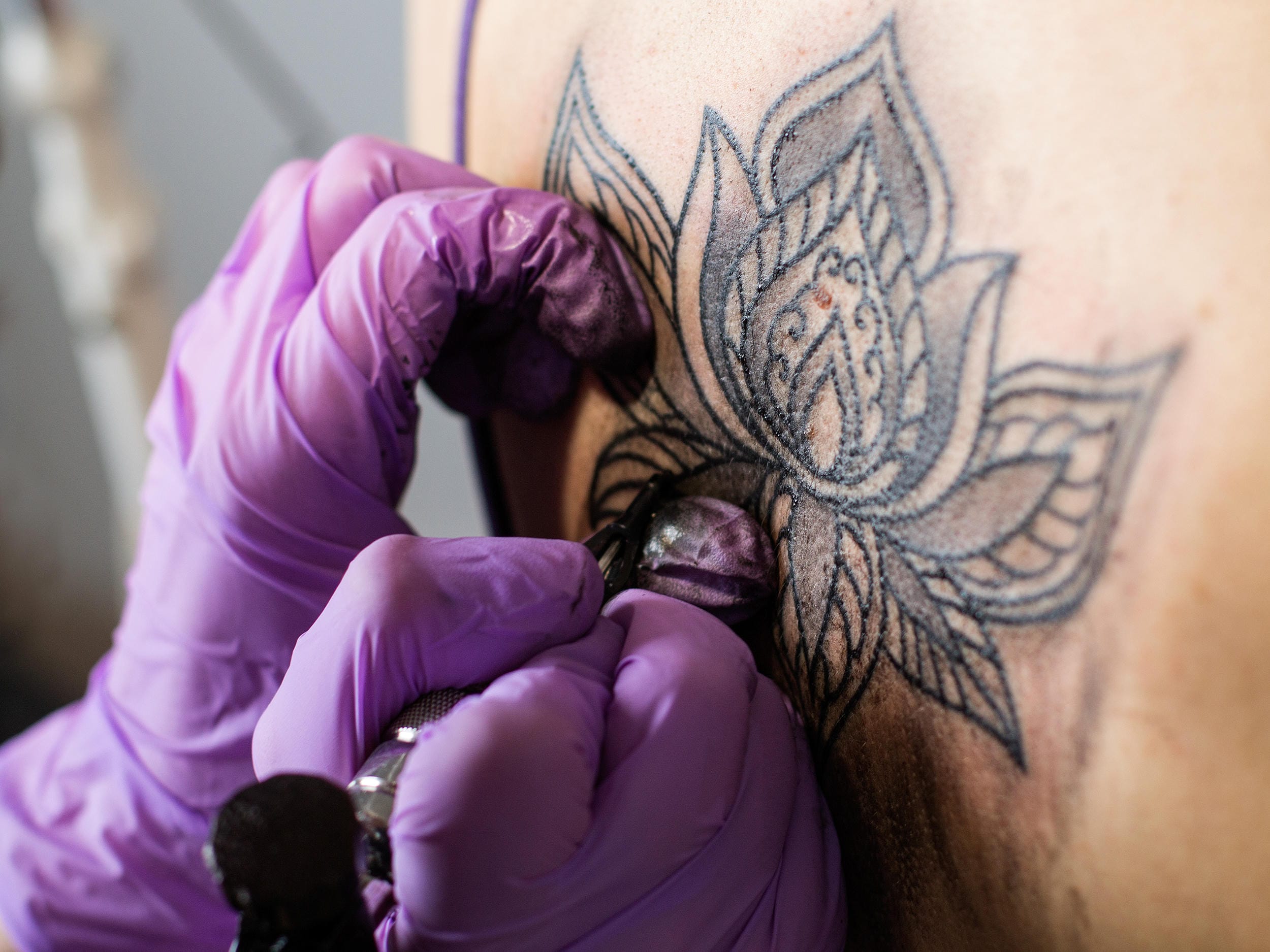 Full Sleeve or Back Piece – Tips to Stay Comfortable Through Marathon Tattoo Sessions